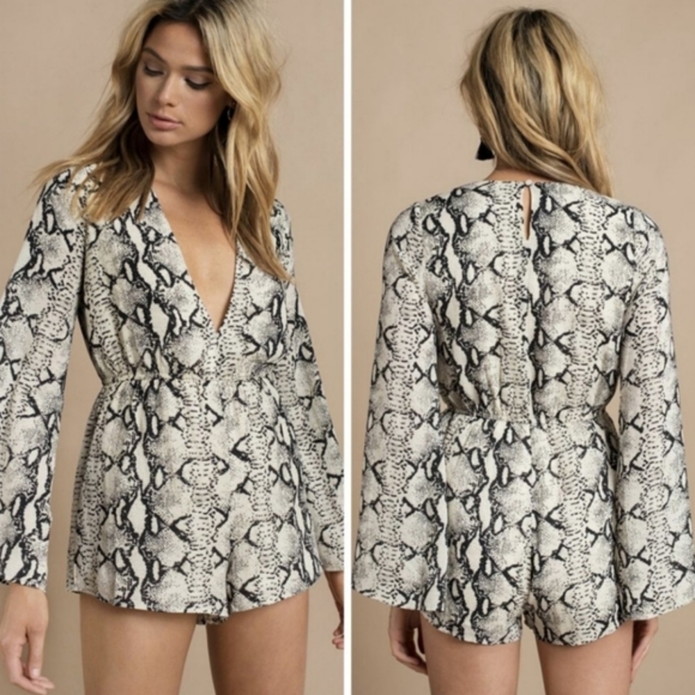 TOBI Ivory/black long bell sleeve Snakeskin Rompers size XS